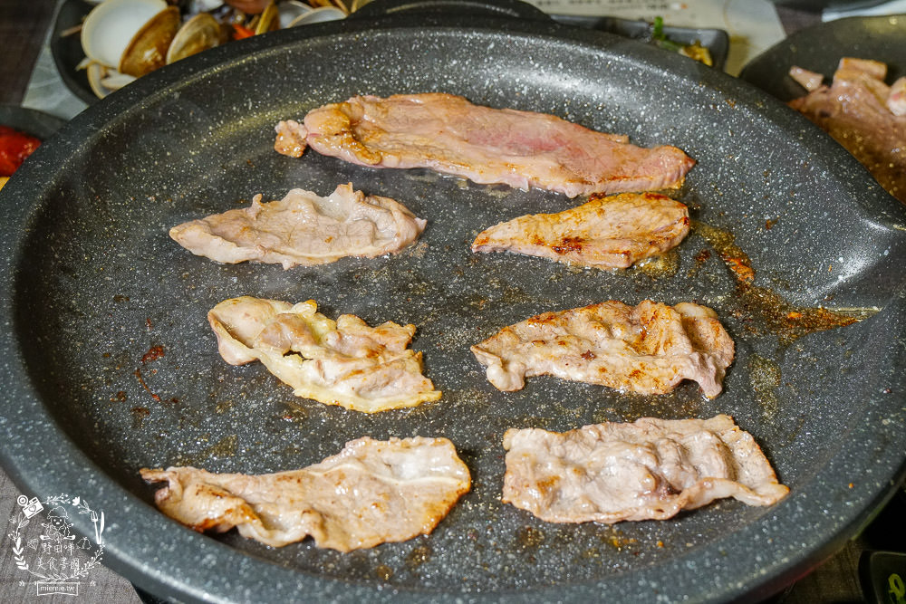 高雄韓八韓日燒肉鍋物吃到飽!一間轟動高雄的火烤兩吃吃到飽餐廳!現在最低只要699元?! - 第79張圖 高雄韓八韓日燒肉鍋物吃到飽!一間轟動高雄的火烤兩吃吃到飽餐廳!現在最低只要699元?!