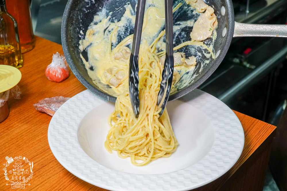 高雄[顥月義式料理]隱藏在市場內的頂級義大利麵店!日本進口的海膽明太子太浮誇了!