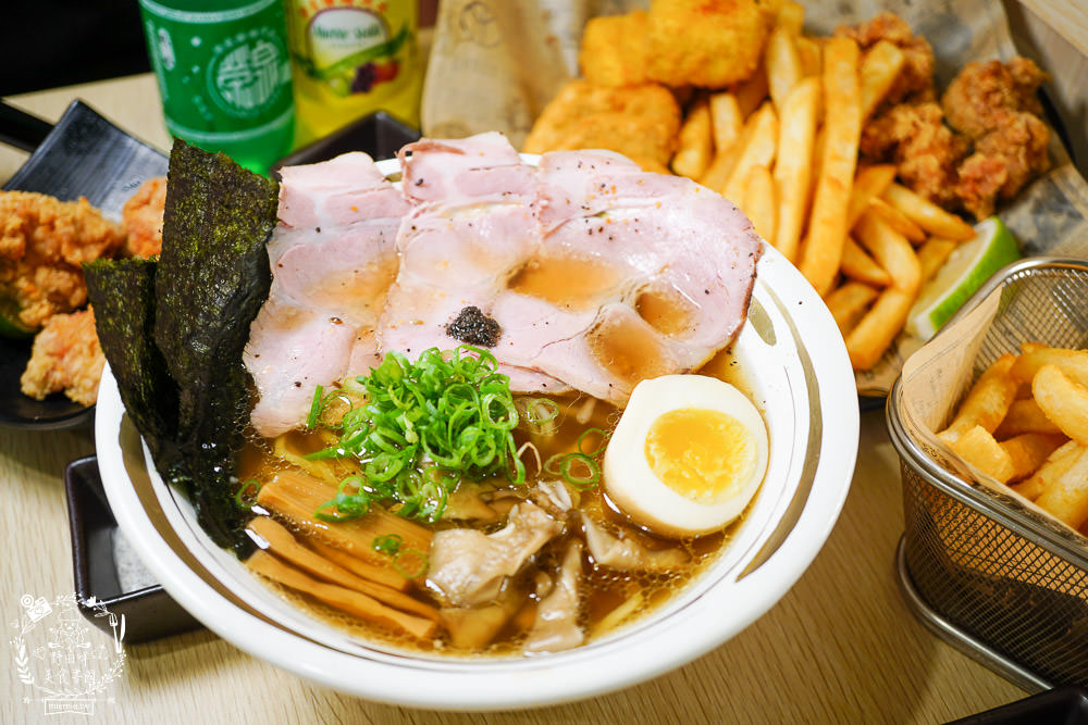 高雄排隊拉麵店[食8番王者拉麵]比日本拉麵更有個性的秘傳家系拉麵│前鎮美食‧高雄拉麵推薦