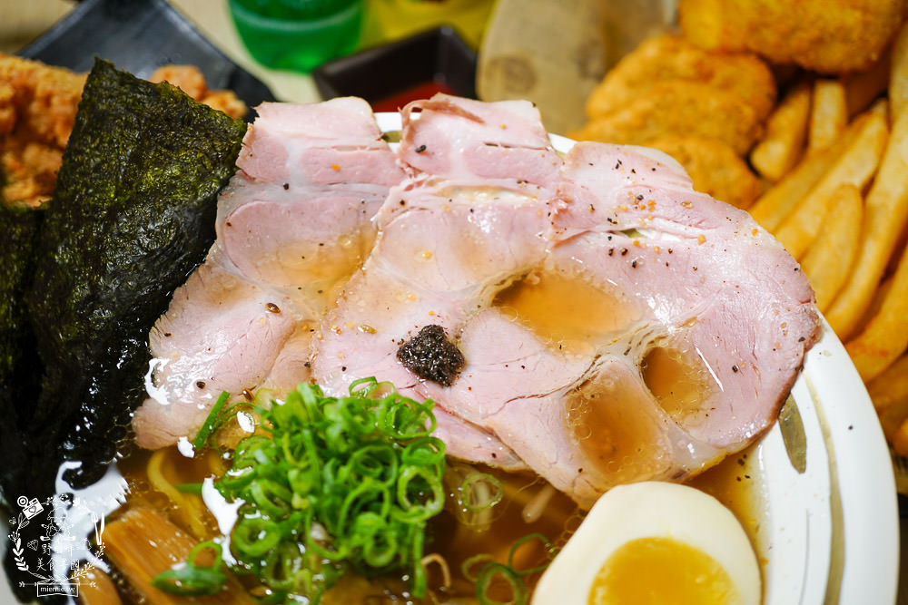 高雄排隊拉麵店[食8番王者拉麵]比日本拉麵更有個性的秘傳家系拉麵│前鎮美食‧高雄拉麵推薦