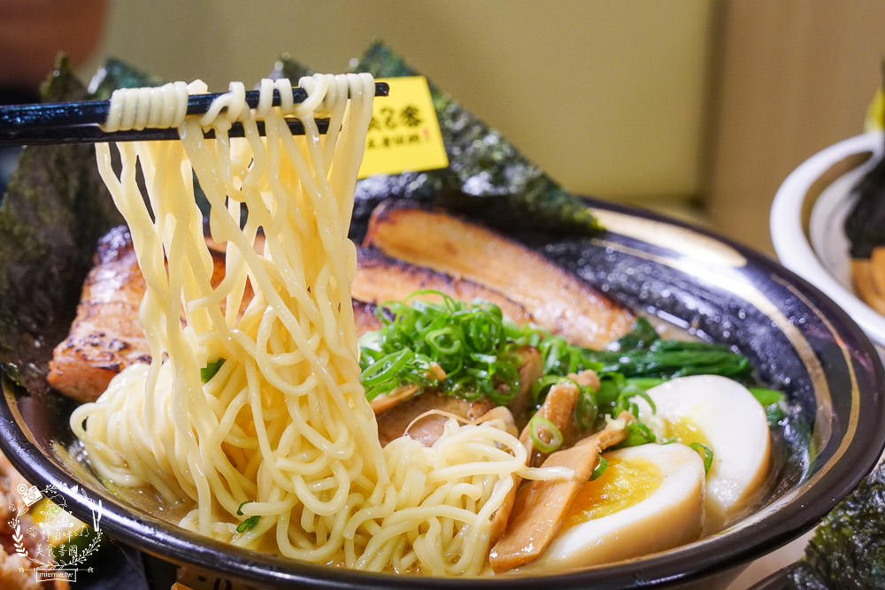 高雄排隊拉麵店[食8番王者拉麵]比日本拉麵更有個性的秘傳家系拉麵│前鎮美食‧高雄拉麵推薦