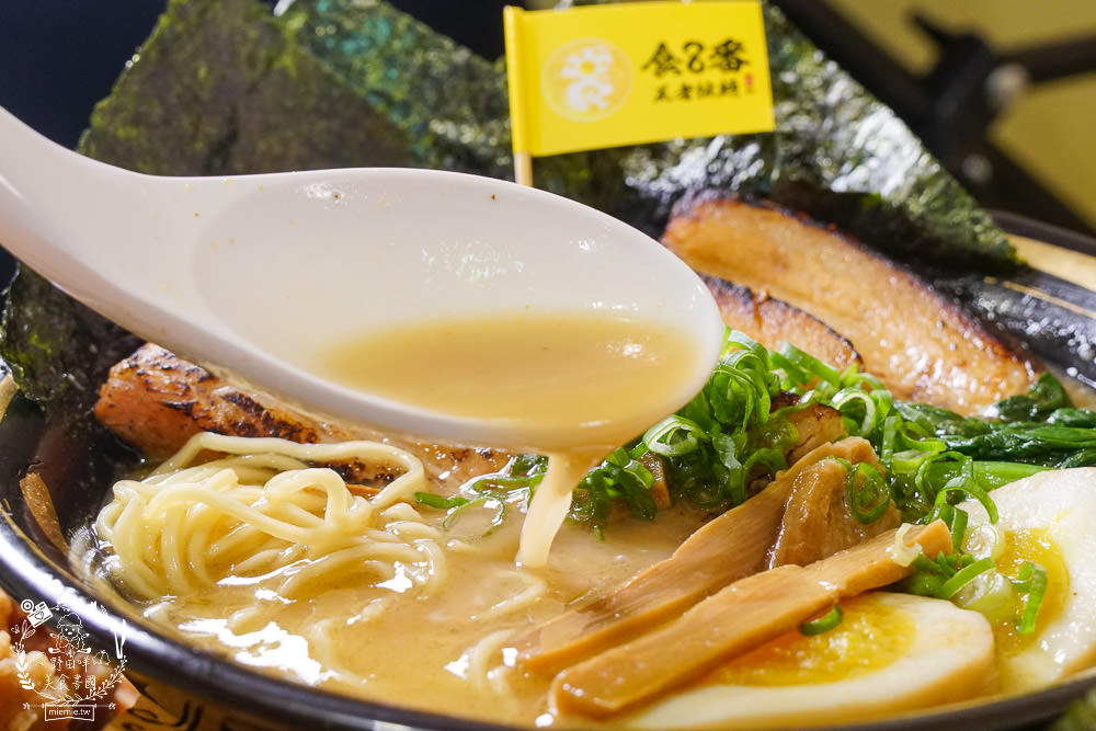 高雄排隊拉麵店[食8番王者拉麵]比日本拉麵更有個性的秘傳家系拉麵│前鎮美食‧高雄拉麵推薦