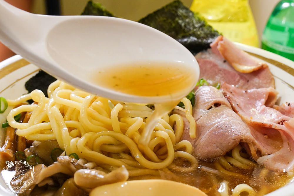 高雄排隊拉麵店[食8番王者拉麵]比日本拉麵更有個性的秘傳家系拉麵│前鎮美食‧高雄拉麵推薦
