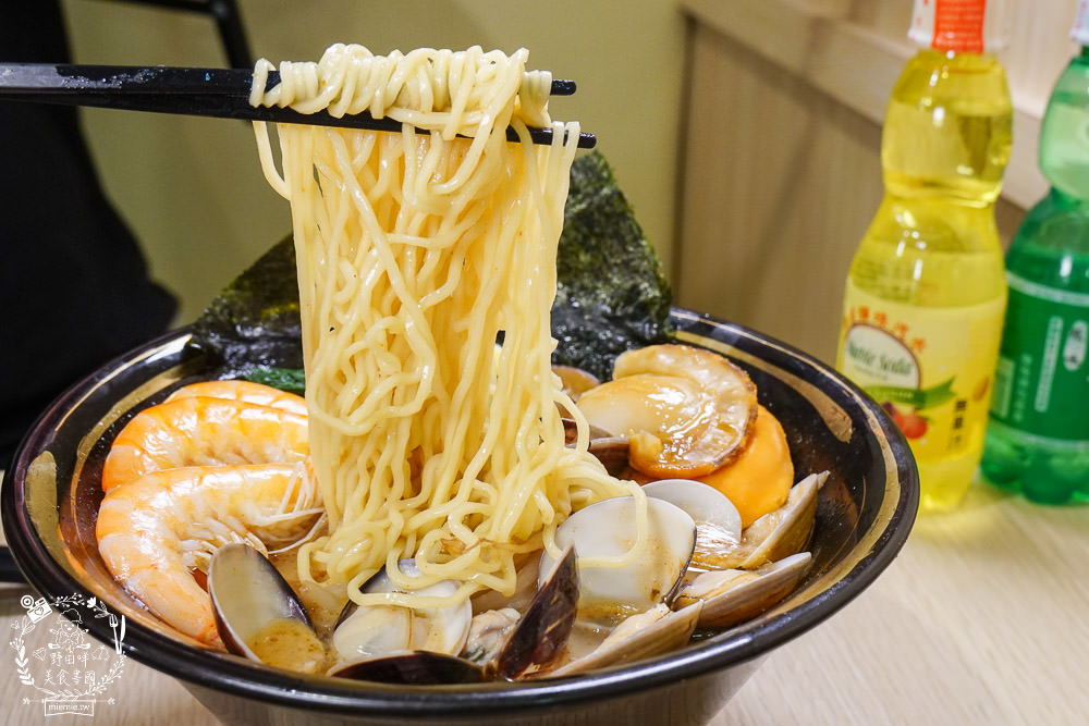 高雄排隊拉麵店[食8番王者拉麵]比日本拉麵更有個性的秘傳家系拉麵│前鎮美食‧高雄拉麵推薦