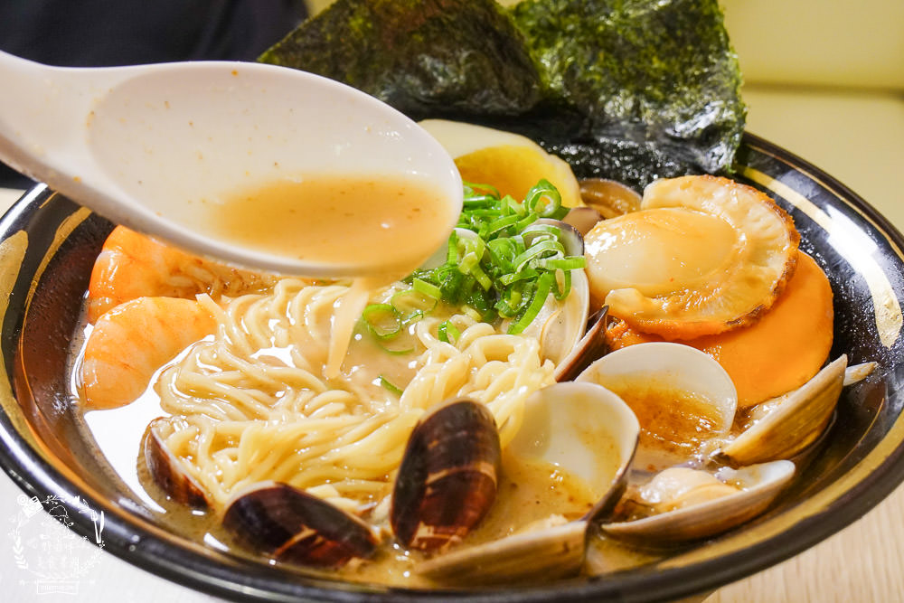 高雄排隊拉麵店[食8番王者拉麵]比日本拉麵更有個性的秘傳家系拉麵│前鎮美食‧高雄拉麵推薦