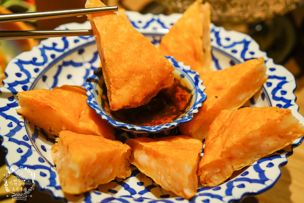 高雄[饗泰多泰式料理]義享天地泰國料理!精緻合菜客製化聚餐推薦!月亮蝦餅超厚實!