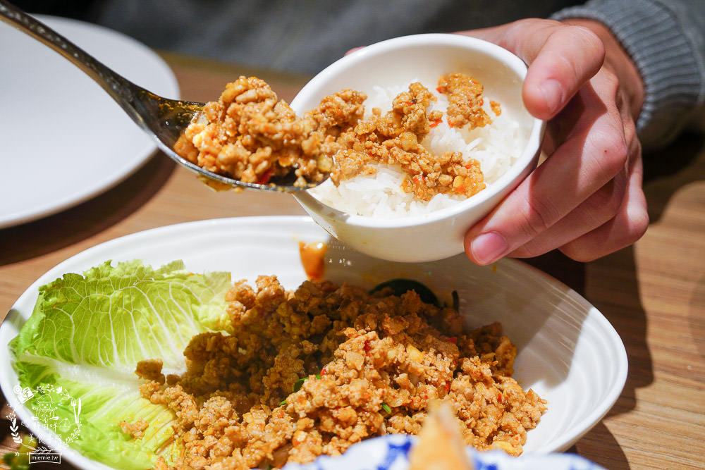 高雄[饗泰多泰式料理]義享天地泰國料理!精緻合菜客製化聚餐推薦!月亮蝦餅超厚實!