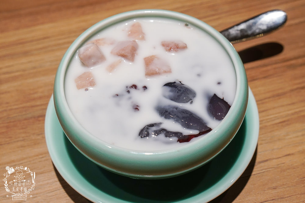 高雄[饗泰多泰式料理]義享天地泰國料理!精緻合菜客製化聚餐推薦!月亮蝦餅超厚實!