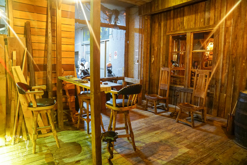 高雄餐酒館[馬爹力舊美式餐酒館]超好拍的美國西部風情x銷魂的浮誇調酒與搖滾海鮮