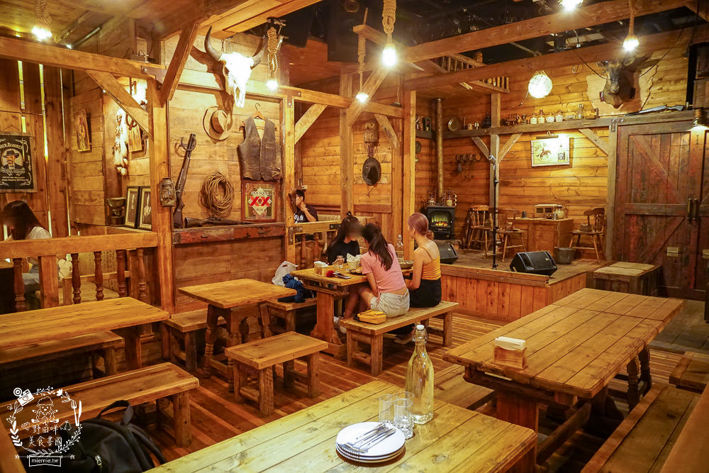 高雄餐酒館[馬爹力舊美式餐酒館]超好拍的美國西部風情x銷魂的浮誇調酒與搖滾海鮮