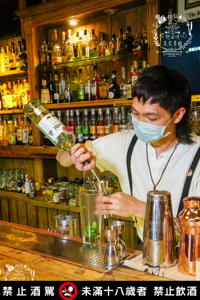 高雄餐酒館[馬爹力舊美式餐酒館]超好拍的美國西部風情x銷魂的浮誇調酒與搖滾海鮮