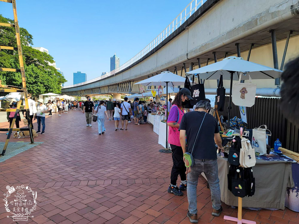 高雄流行音樂中心海風廣場市集!超多美食餐車市集可以逛到腿痠!還有精彩的聖誕燈光秀可以欣賞! - 第45張圖 高雄流行音樂中心海風廣場市集!超多美食餐車市集可以逛到腿痠!還有精彩的聖誕燈光秀可以欣賞!