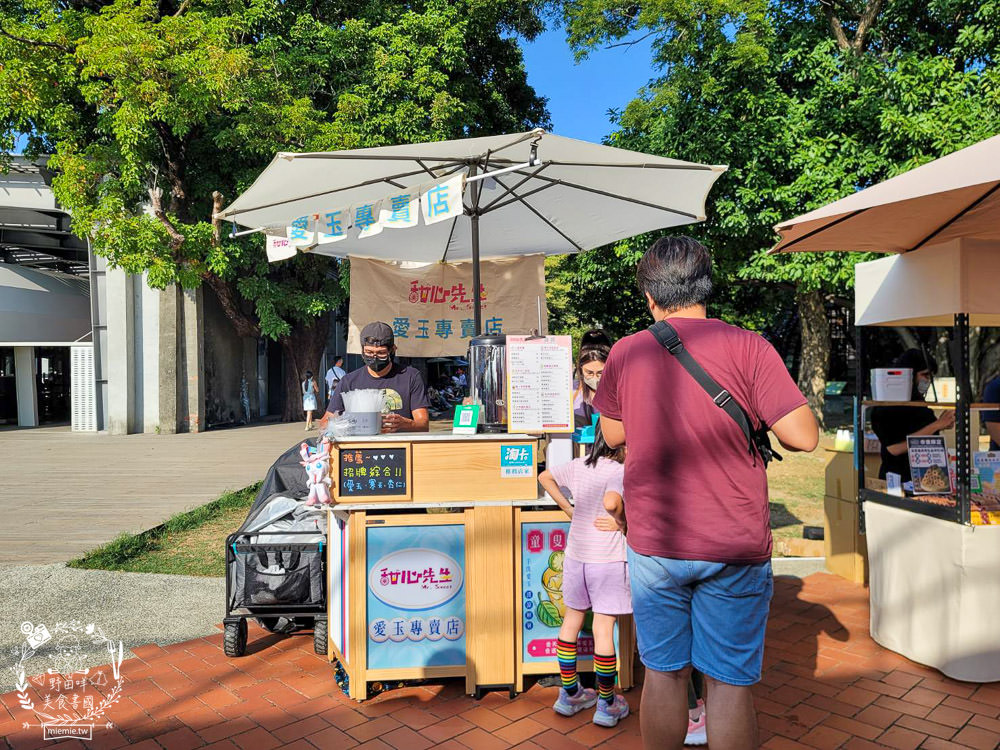 高雄流行音樂中心海風廣場市集!超多美食餐車市集可以逛到腿痠!還有精彩的聖誕燈光秀可以欣賞! - 第47張圖 高雄流行音樂中心海風廣場市集!超多美食餐車市集可以逛到腿痠!還有精彩的聖誕燈光秀可以欣賞!