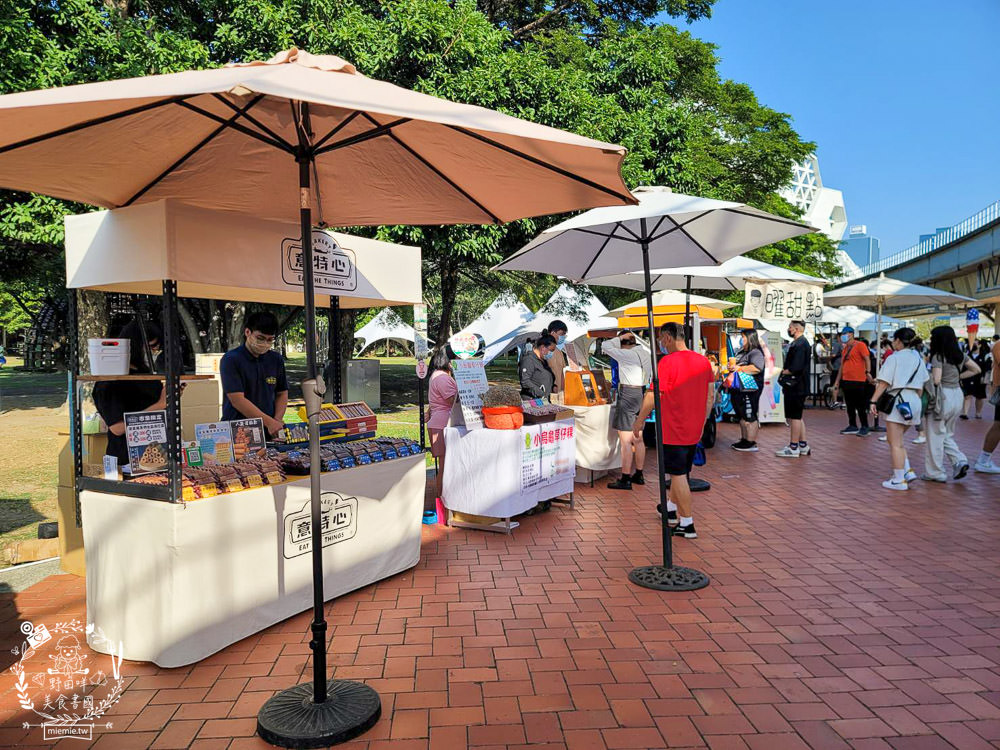 高雄流行音樂中心海風廣場市集!超多美食餐車市集可以逛到腿痠!還有精彩的聖誕燈光秀可以欣賞!
