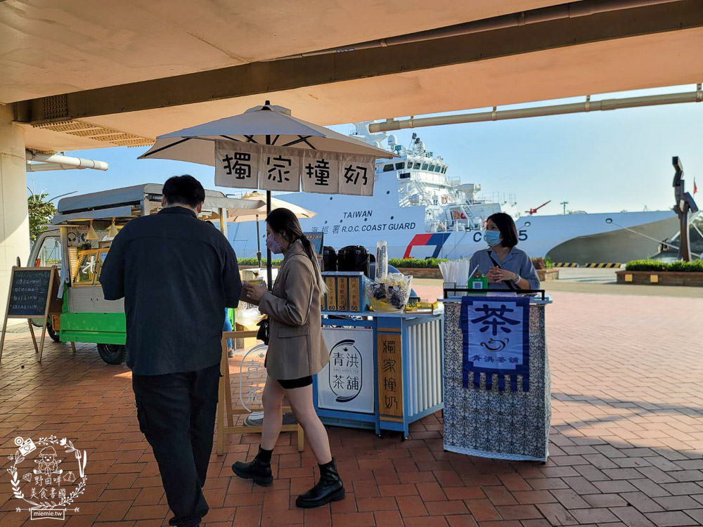 高雄流行音樂中心海風廣場市集!超多美食餐車市集可以逛到腿痠!還有精彩的聖誕燈光秀可以欣賞!