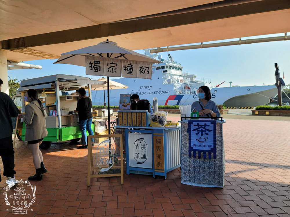 高雄流行音樂中心海風廣場市集!超多美食餐車市集可以逛到腿痠!還有精彩的聖誕燈光秀可以欣賞!