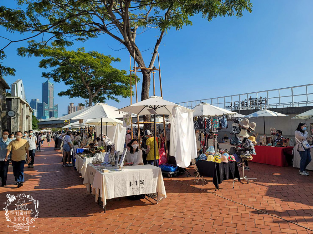 高雄流行音樂中心海風廣場市集!超多美食餐車市集可以逛到腿痠!還有精彩的聖誕燈光秀可以欣賞! - 第43張圖 高雄流行音樂中心海風廣場市集!超多美食餐車市集可以逛到腿痠!還有精彩的聖誕燈光秀可以欣賞!