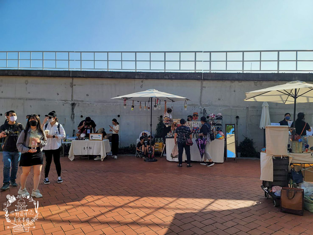 高雄流行音樂中心海風廣場市集!超多美食餐車市集可以逛到腿痠!還有精彩的聖誕燈光秀可以欣賞! - 第52張圖 高雄流行音樂中心海風廣場市集!超多美食餐車市集可以逛到腿痠!還有精彩的聖誕燈光秀可以欣賞!