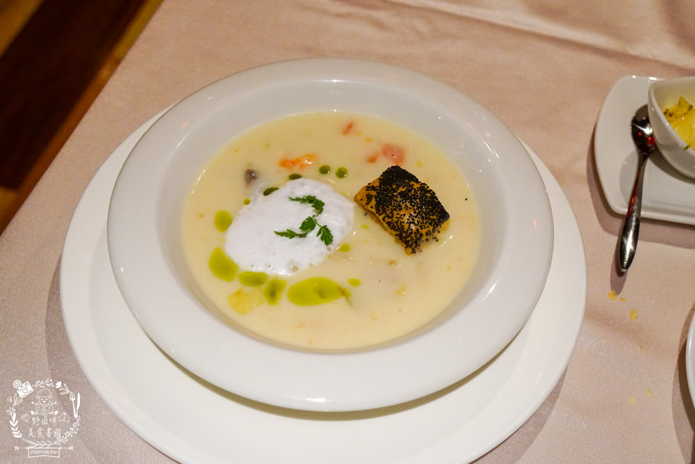 高廬法式餐館|高雄經營20年高貴不貴的法式餐廳!880元就能吃到牛排套餐!高雄情人節生日餐廳推薦!