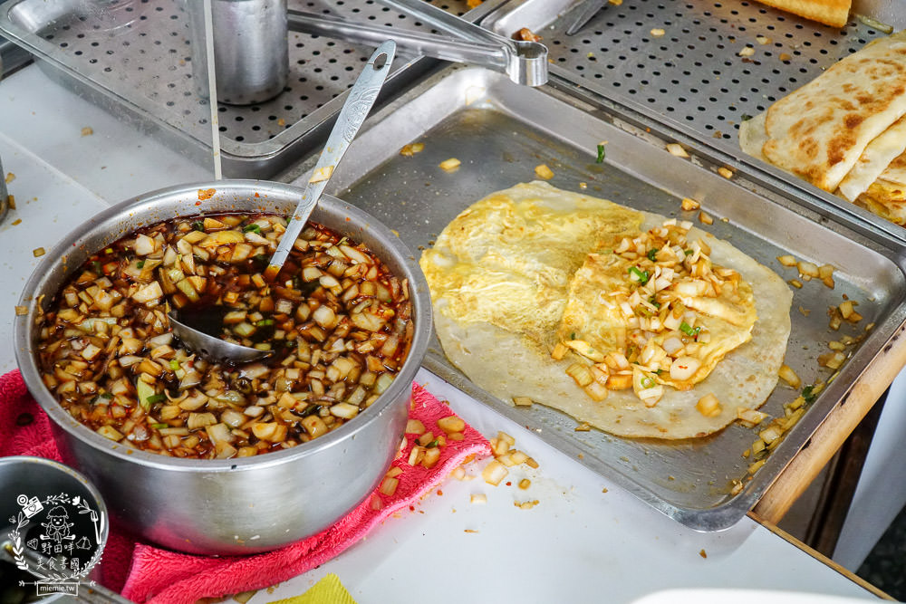鳳山超人氣排隊早餐[高記早點]每逢假日必排隊的人氣早餐!蛋餅+蔥蛋+油條+洋蔥醬油銷魂必點!
