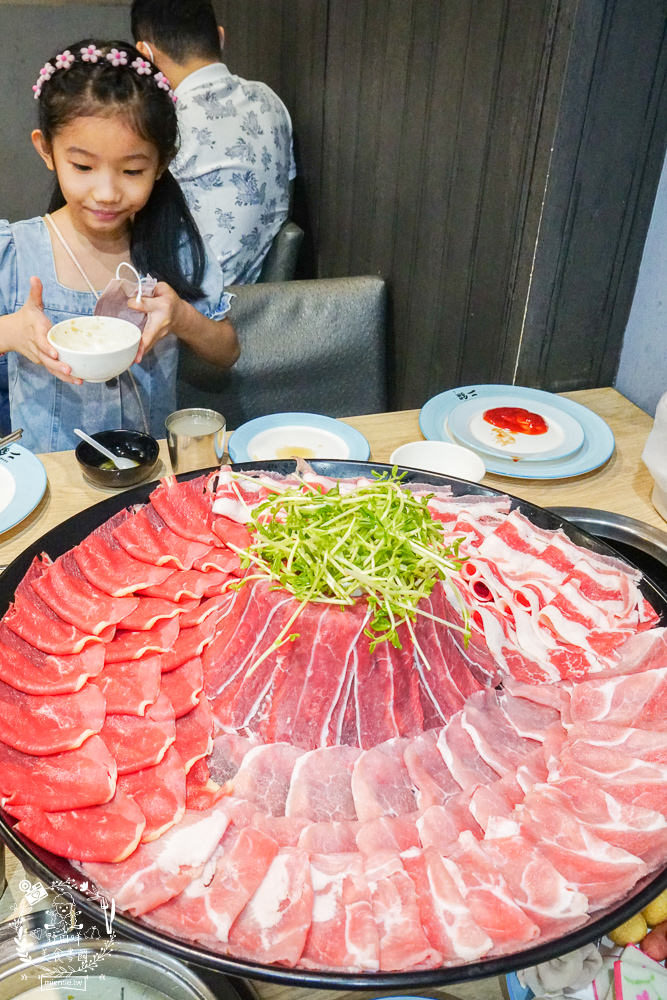 高雄鬥牛士二鍋楠梓店|350元超澎湃火鍋吃到飽!選項破百的霸氣自助吧!限量火山爆發大肉盤+熊熊冰磚超貼心~