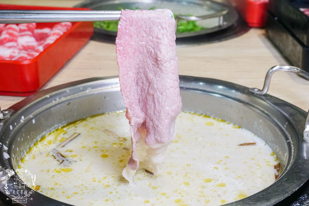 高雄鬥牛士二鍋楠梓店|350元超澎湃火鍋吃到飽!選項破百的霸氣自助吧!限量火山爆發大肉盤+熊熊冰磚超貼心~