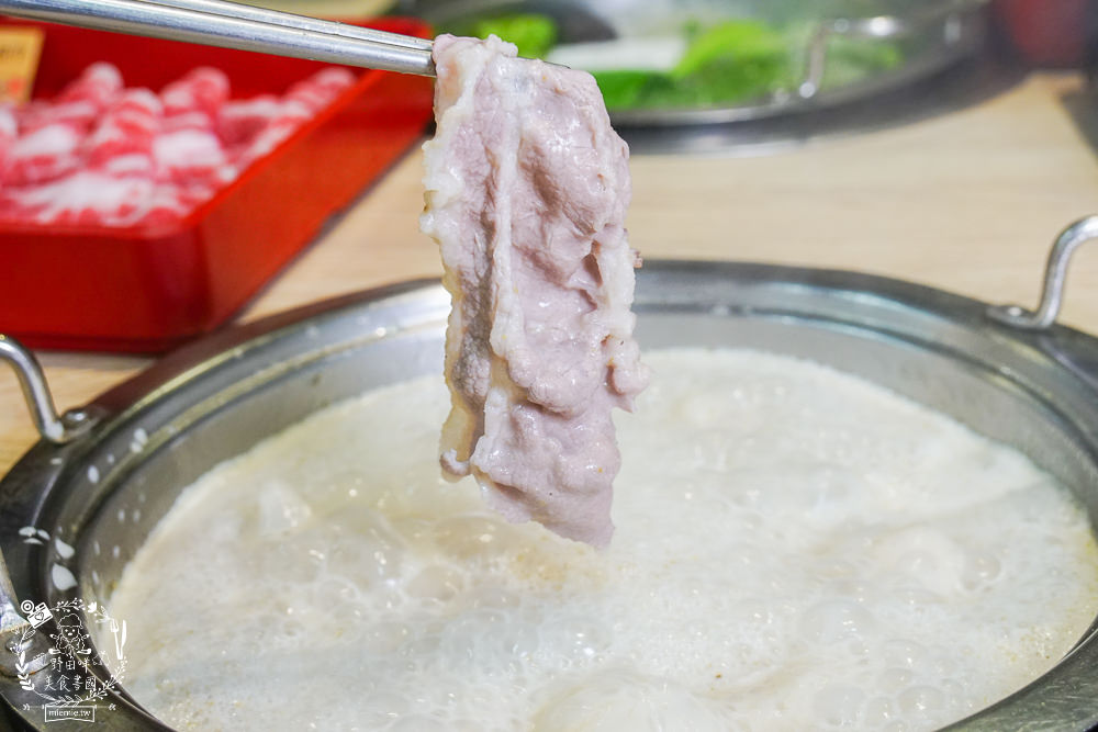 高雄鬥牛士二鍋楠梓店|350元超澎湃火鍋吃到飽!選項破百的霸氣自助吧!限量火山爆發大肉盤+熊熊冰磚超貼心~