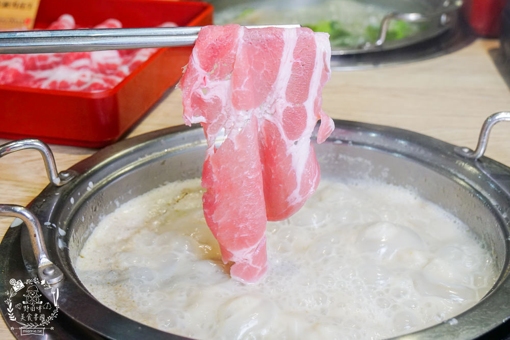 高雄鬥牛士二鍋楠梓店|350元超澎湃火鍋吃到飽!選項破百的霸氣自助吧!限量火山爆發大肉盤+熊熊冰磚超貼心~