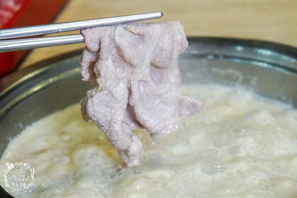 高雄鬥牛士二鍋楠梓店|350元超澎湃火鍋吃到飽!選項破百的霸氣自助吧!限量火山爆發大肉盤+熊熊冰磚超貼心~