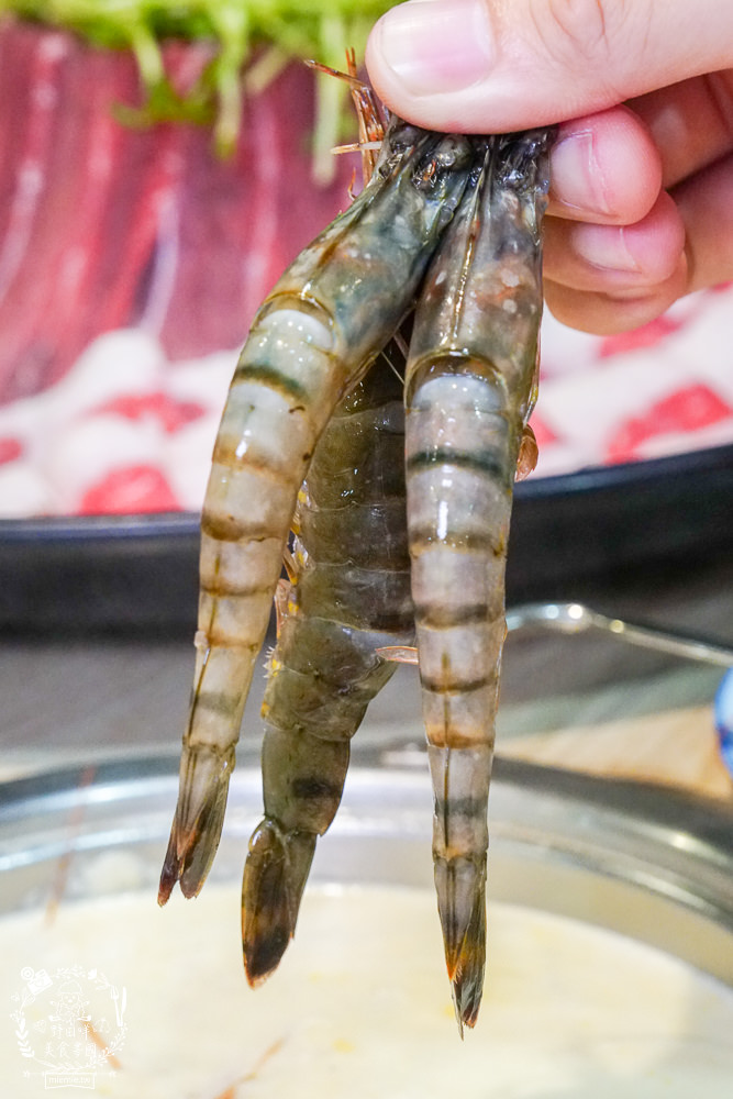 高雄鬥牛士二鍋楠梓店|350元超澎湃火鍋吃到飽!選項破百的霸氣自助吧!限量火山爆發大肉盤+熊熊冰磚超貼心~