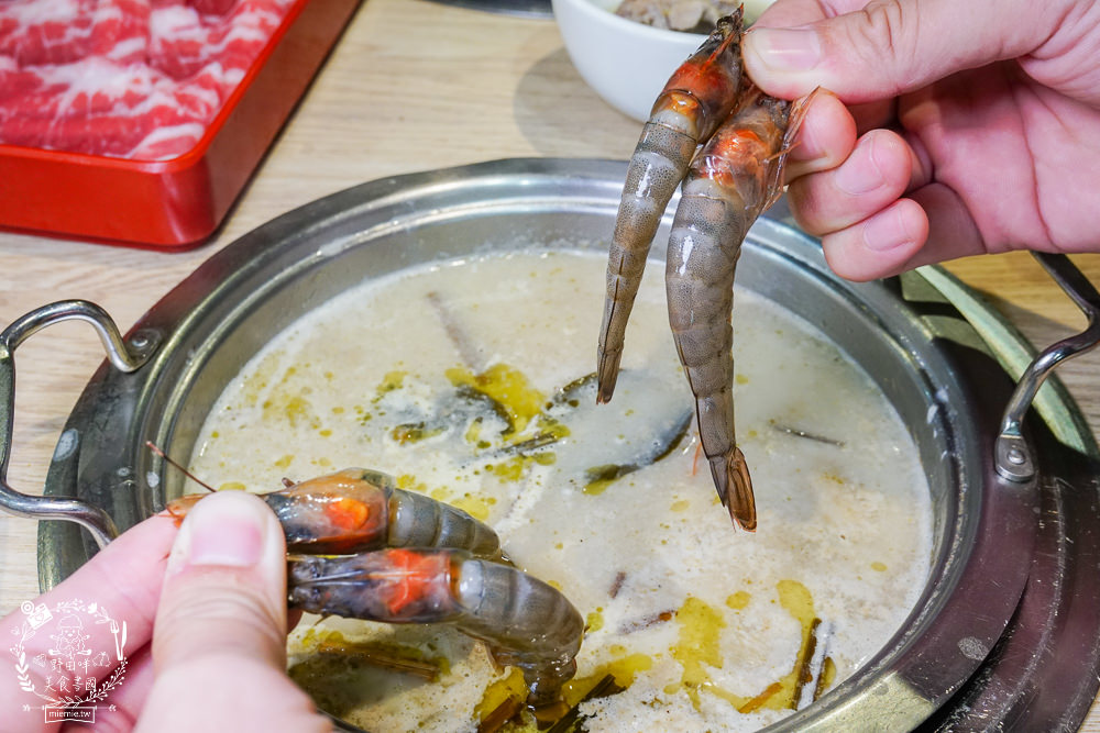 高雄鬥牛士二鍋楠梓店|350元超澎湃火鍋吃到飽!選項破百的霸氣自助吧!限量火山爆發大肉盤+熊熊冰磚超貼心~