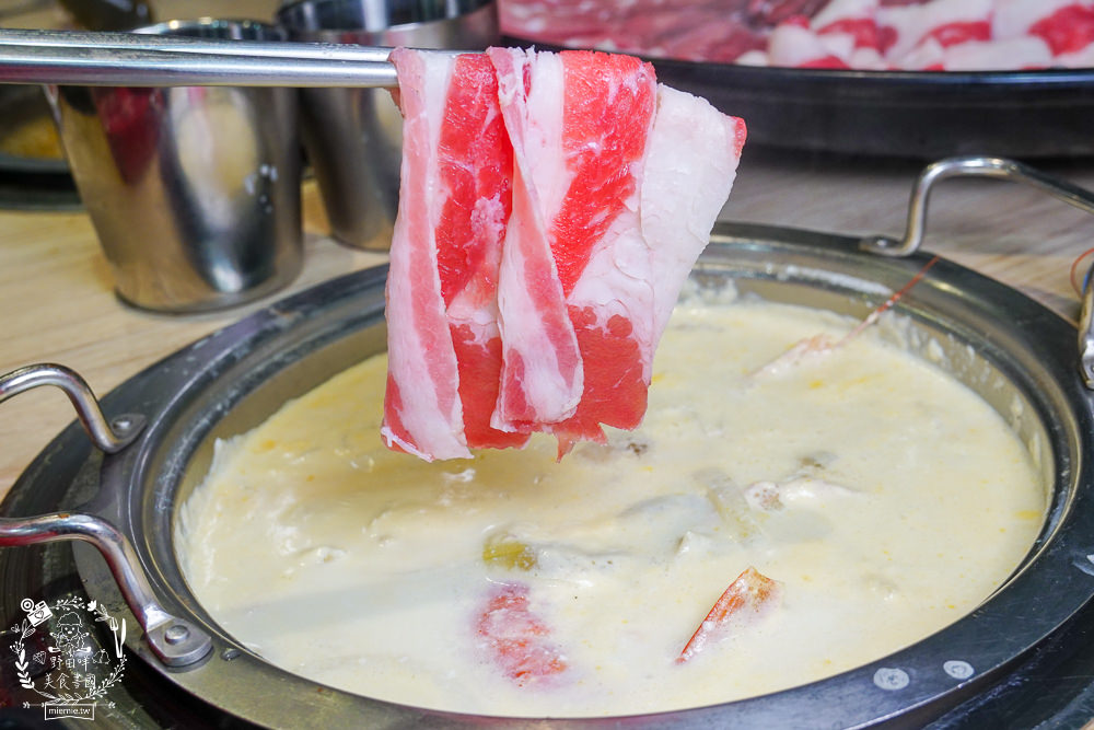 高雄鬥牛士二鍋楠梓店|350元超澎湃火鍋吃到飽!選項破百的霸氣自助吧!限量火山爆發大肉盤+熊熊冰磚超貼心~