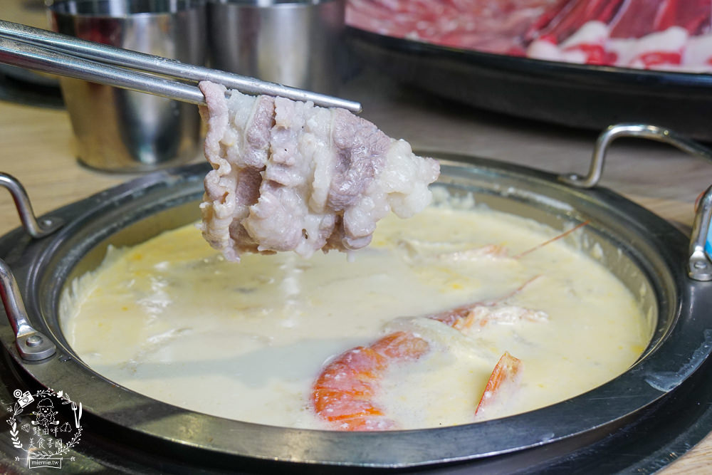 高雄鬥牛士二鍋楠梓店|350元超澎湃火鍋吃到飽!選項破百的霸氣自助吧!限量火山爆發大肉盤+熊熊冰磚超貼心~