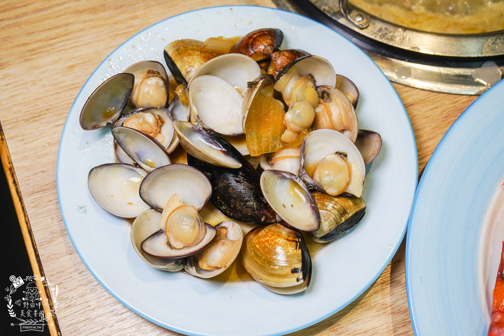 高雄鬥牛士二鍋楠梓店|350元超澎湃火鍋吃到飽!選項破百的霸氣自助吧!限量火山爆發大肉盤+熊熊冰磚超貼心~