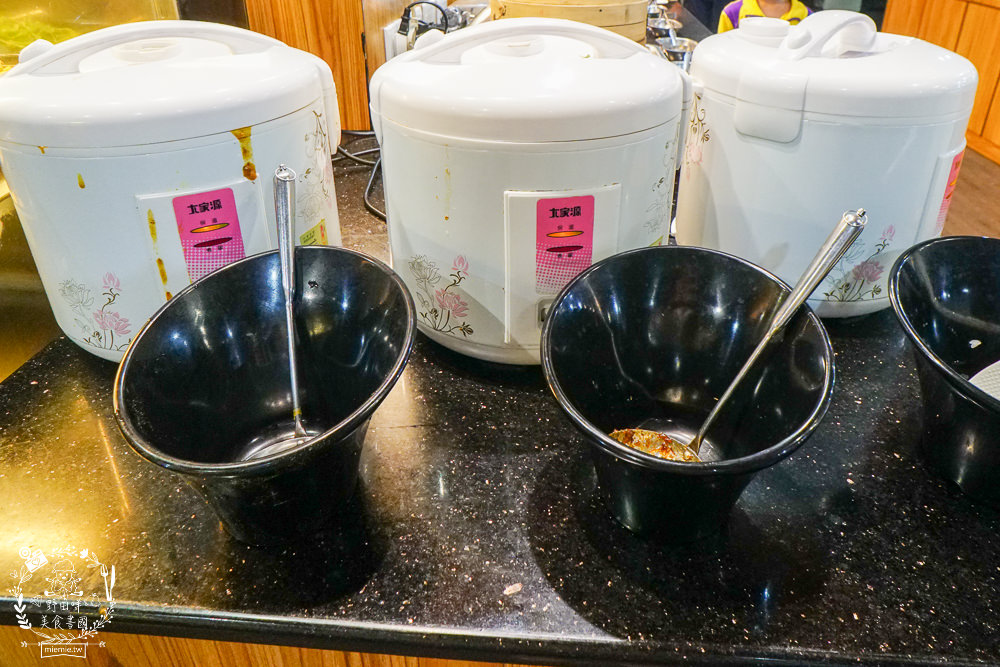 高雄鬥牛士二鍋楠梓店|350元超澎湃火鍋吃到飽!選項破百的霸氣自助吧!限量火山爆發大肉盤+熊熊冰磚超貼心~