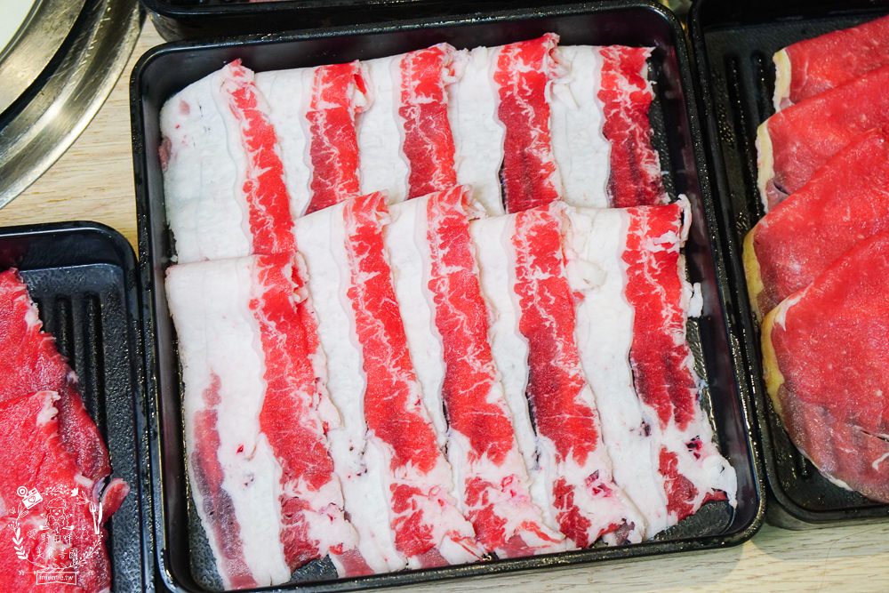 高雄鬥牛士二鍋楠梓店|350元超澎湃火鍋吃到飽!選項破百的霸氣自助吧!限量火山爆發大肉盤+熊熊冰磚超貼心~