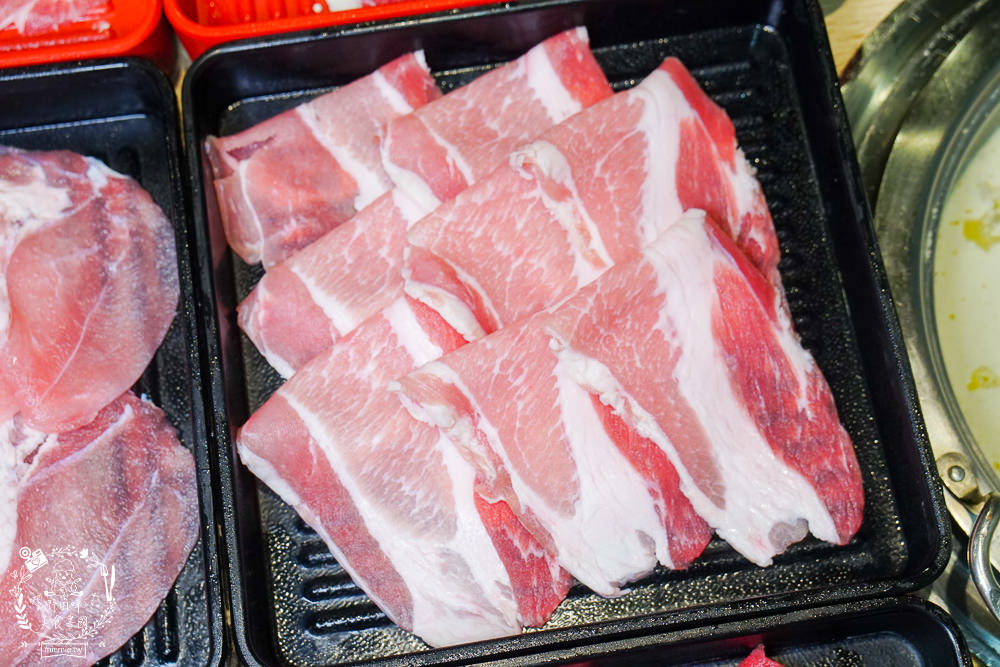 高雄鬥牛士二鍋楠梓店|350元超澎湃火鍋吃到飽!選項破百的霸氣自助吧!限量火山爆發大肉盤+熊熊冰磚超貼心~