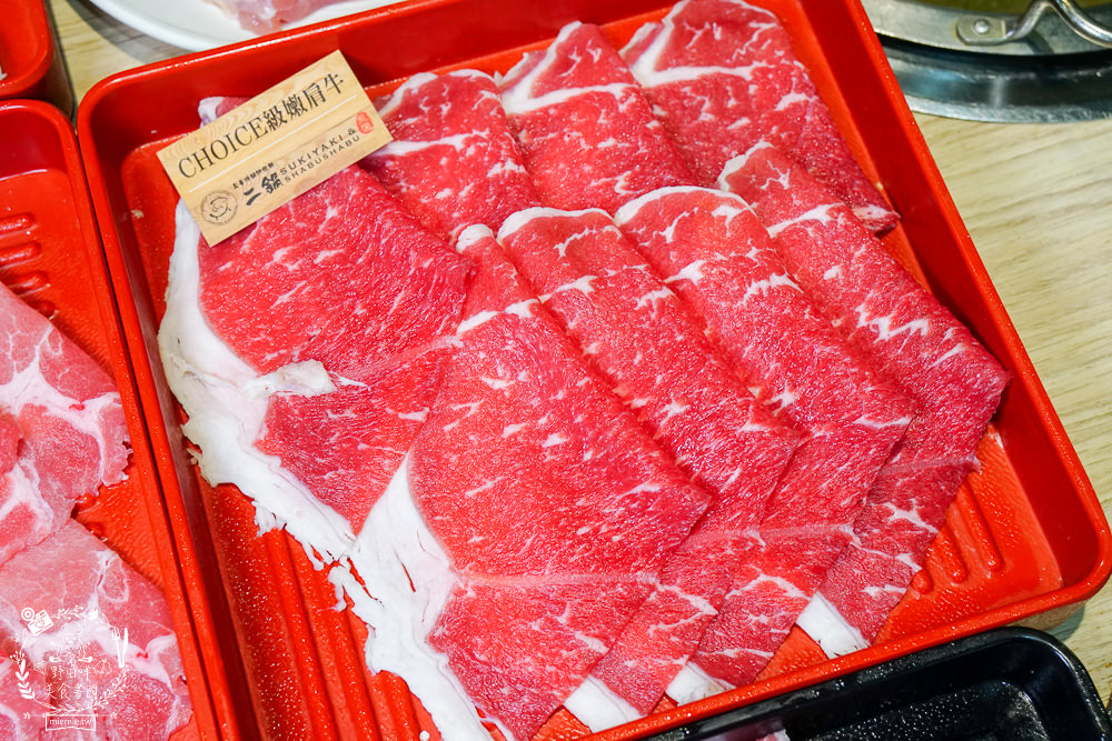 高雄鬥牛士二鍋楠梓店|350元超澎湃火鍋吃到飽!選項破百的霸氣自助吧!限量火山爆發大肉盤+熊熊冰磚超貼心~