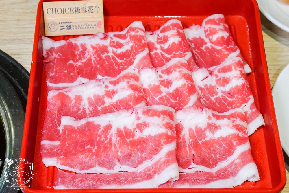 高雄鬥牛士二鍋楠梓店|350元超澎湃火鍋吃到飽!選項破百的霸氣自助吧!限量火山爆發大肉盤+熊熊冰磚超貼心~