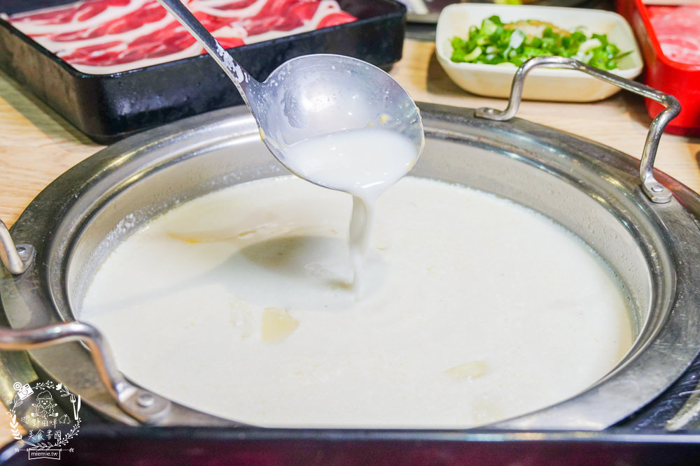 高雄鬥牛士二鍋楠梓店|350元超澎湃火鍋吃到飽!選項破百的霸氣自助吧!限量火山爆發大肉盤+熊熊冰磚超貼心~