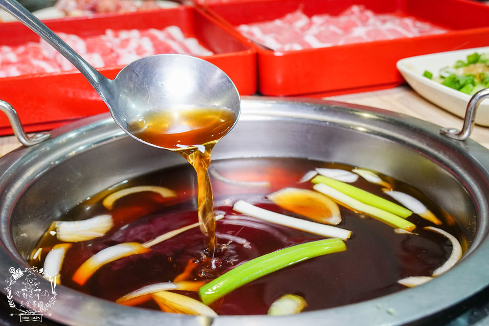 高雄鬥牛士二鍋楠梓店|350元超澎湃火鍋吃到飽!選項破百的霸氣自助吧!限量火山爆發大肉盤+熊熊冰磚超貼心~