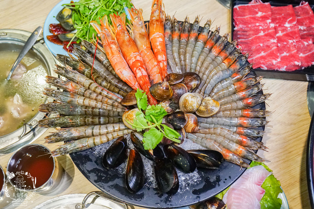 高雄鬥牛士二鍋楠梓店|350元超澎湃火鍋吃到飽!選項破百的霸氣自助吧!限量火山爆發大肉盤+熊熊冰磚超貼心~