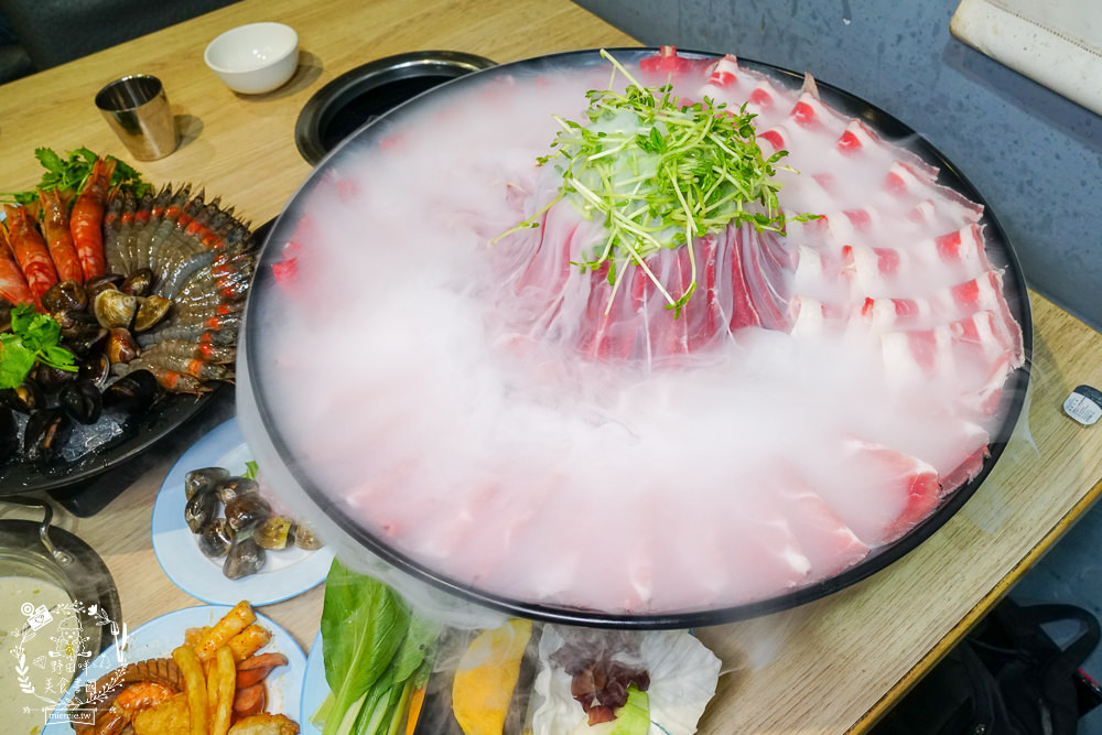 高雄鬥牛士二鍋楠梓店|350元超澎湃火鍋吃到飽!選項破百的霸氣自助吧!限量火山爆發大肉盤+熊熊冰磚超貼心~