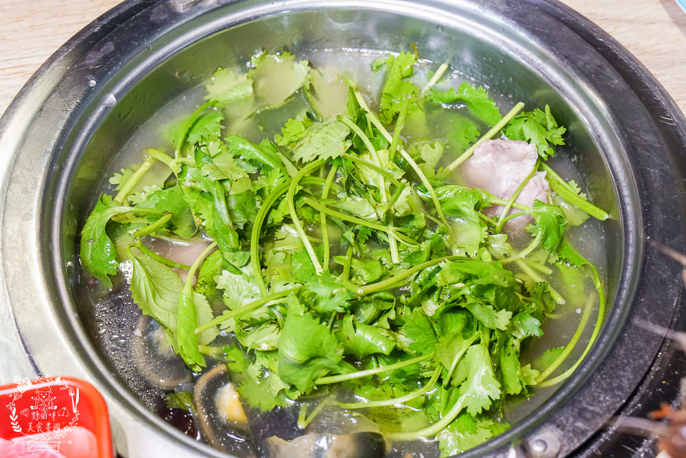 高雄鬥牛士二鍋楠梓店|350元超澎湃火鍋吃到飽!選項破百的霸氣自助吧!限量火山爆發大肉盤+熊熊冰磚超貼心~