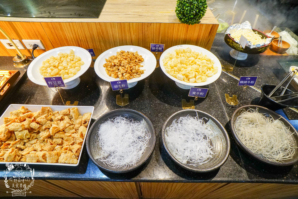 高雄鬥牛士二鍋楠梓店|350元超澎湃火鍋吃到飽!選項破百的霸氣自助吧!限量火山爆發大肉盤+熊熊冰磚超貼心~