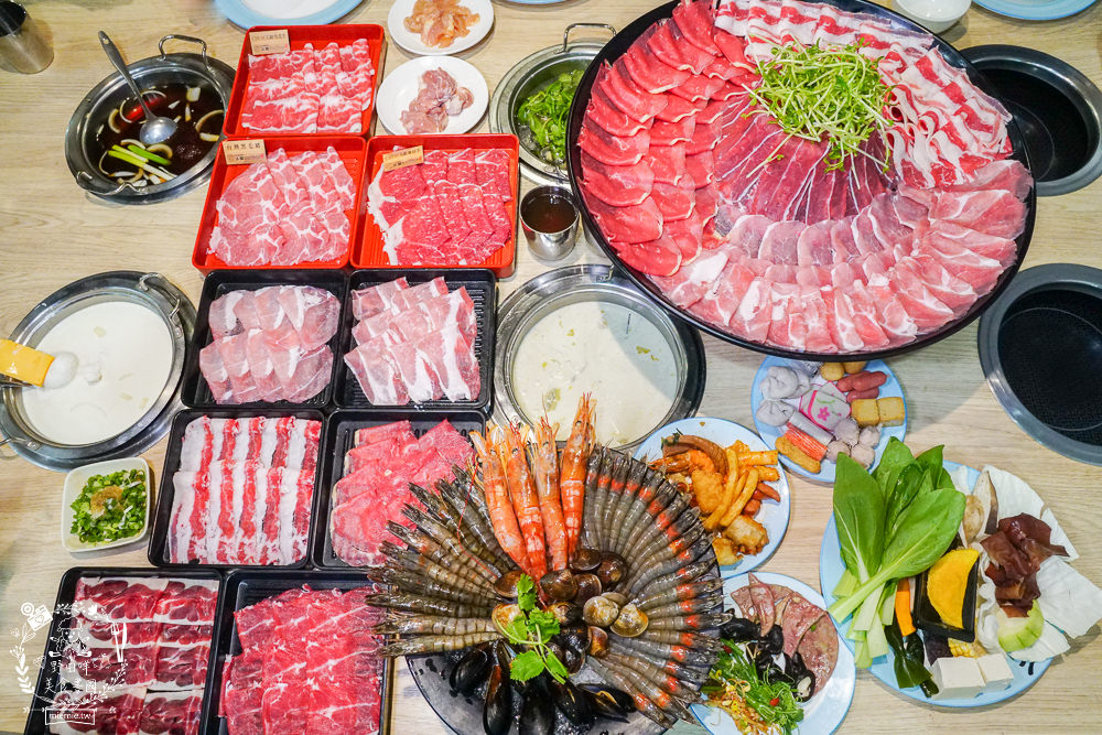 高雄鬥牛士二鍋楠梓店|350元超澎湃火鍋吃到飽!選項破百的霸氣自助吧!限量火山爆發大肉盤+熊熊冰磚超貼心~