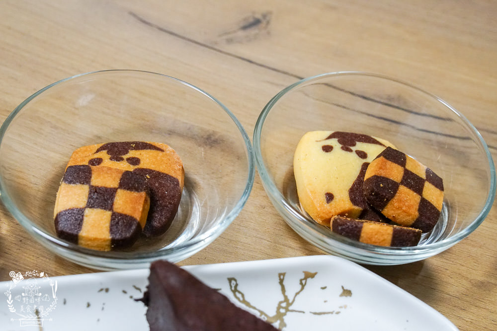 魔法咪嚕寵物咖啡館|台南超人氣寵物餐廳!10多隻萌寵陪伴用餐療癒到融化了!不訂位就容易撲空唷!