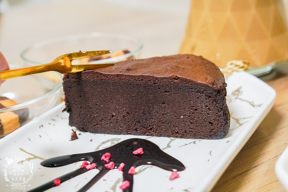 魔法咪嚕寵物咖啡館|台南超人氣寵物餐廳!10多隻萌寵陪伴用餐療癒到融化了!不訂位就容易撲空唷!