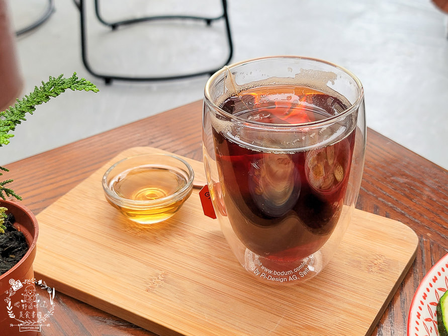 高雄網美餐廳[魚&吉2.0]超好拍的浪漫餐廳!鬆軟香甜舒芙蕾x清爽Q彈拌麵