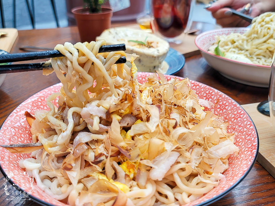 高雄網美餐廳[魚&吉2.0]超好拍的浪漫餐廳!鬆軟香甜舒芙蕾x清爽Q彈拌麵